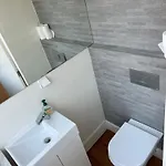 Διαμέρισμα With Terrace 5 Minutes From Marques De Pombal *